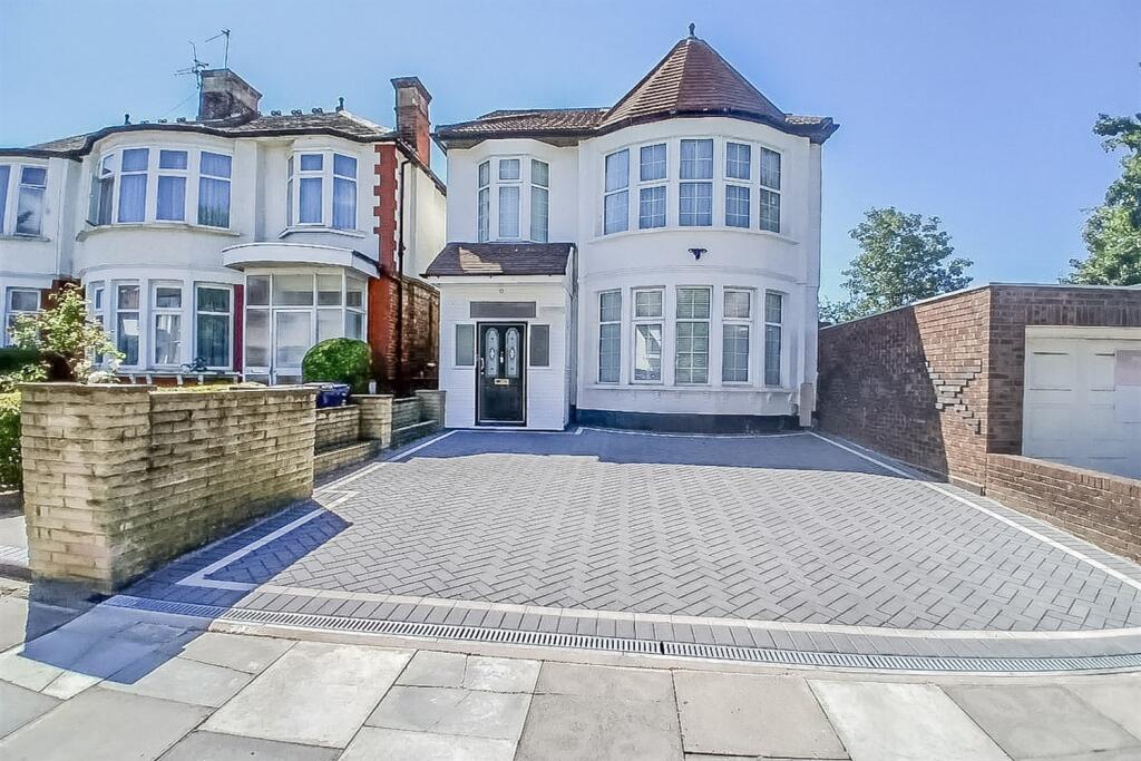 5 bed Detached for rent in Hendon. From Roundtree Real Estate - London