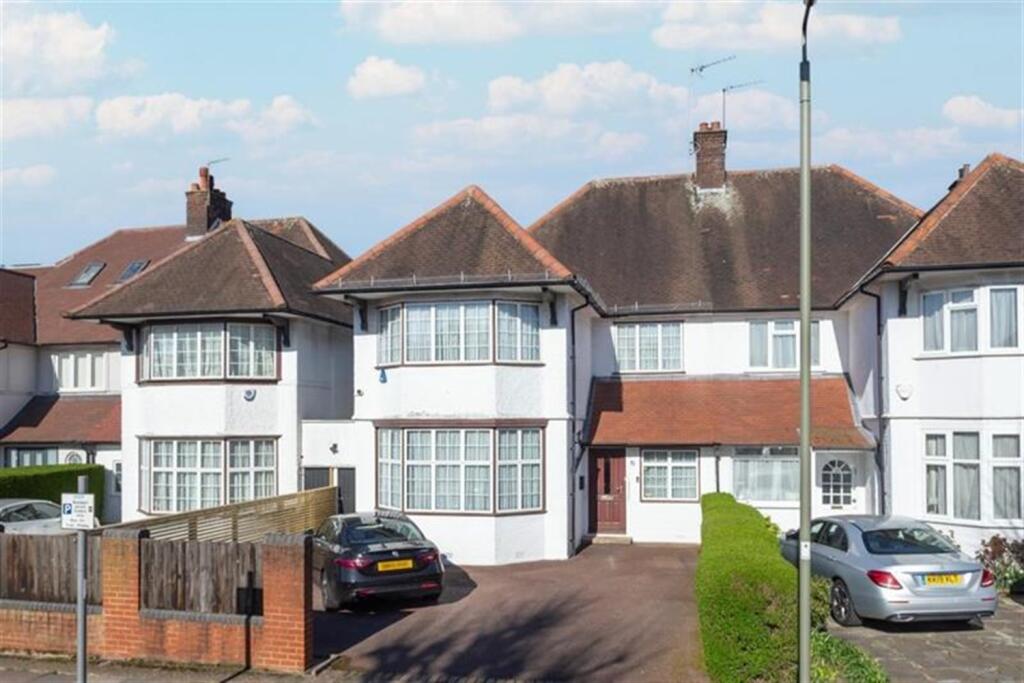 4 bed Detached for rent in Hendon. From Roundtree Real Estate - London