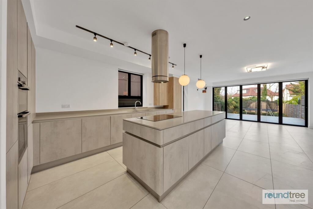 5 bed Detached for rent in Hendon. From Roundtree Real Estate - London