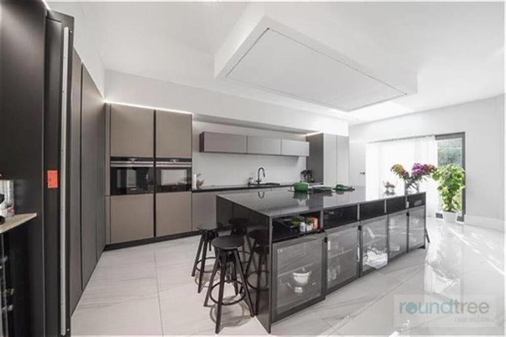 5 bed Detached for rent in Hendon. From Roundtree Real Estate - London