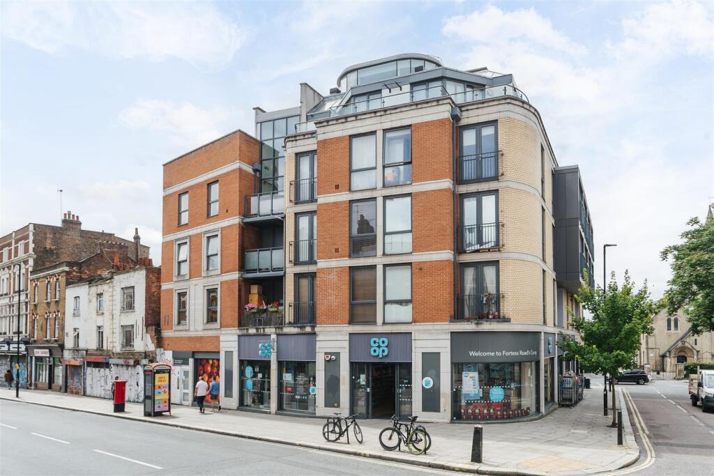 1 bed 1st Floor Flat for rent in London. From Salter Rex