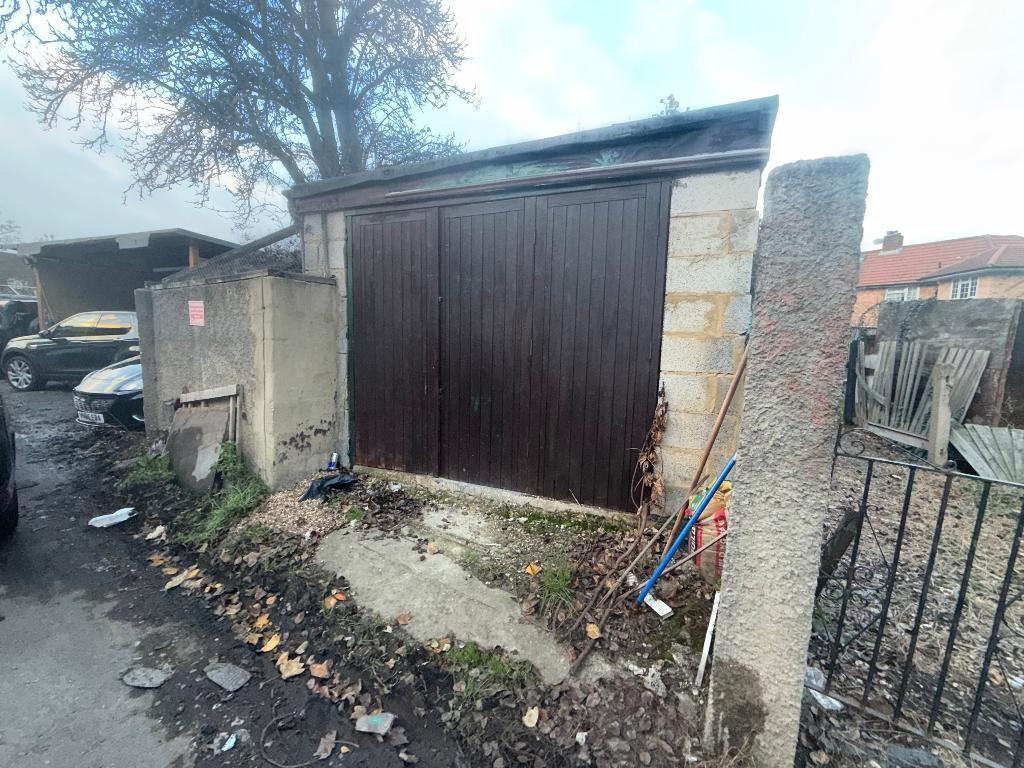 4 bed Garages for rent in Acton. From Savoy Property Consultants - West London 4 bed Garages for rent in Acton. From Savoy Property Consultants - West London