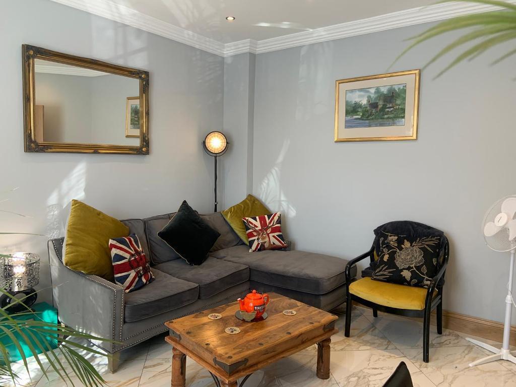 2 bed Mid Terraced House for rent in Hammersmith. From Savoy Property Consultants - West London