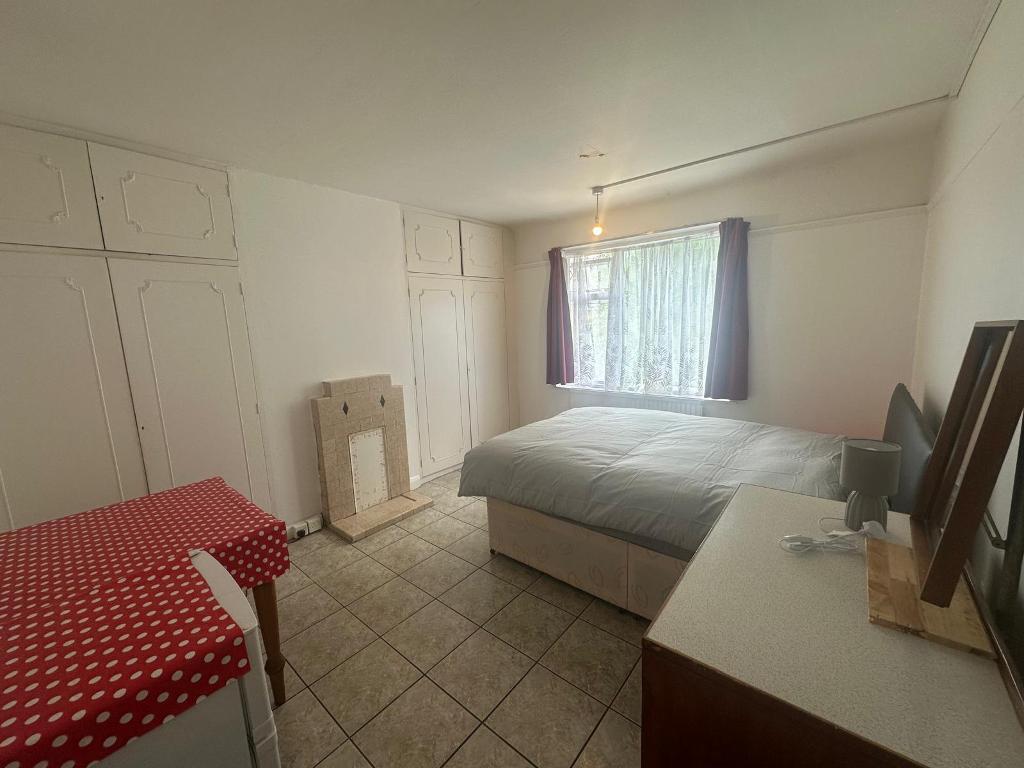 4 bed House Share for rent in Acton. From Savoy Property Consultants - West London
