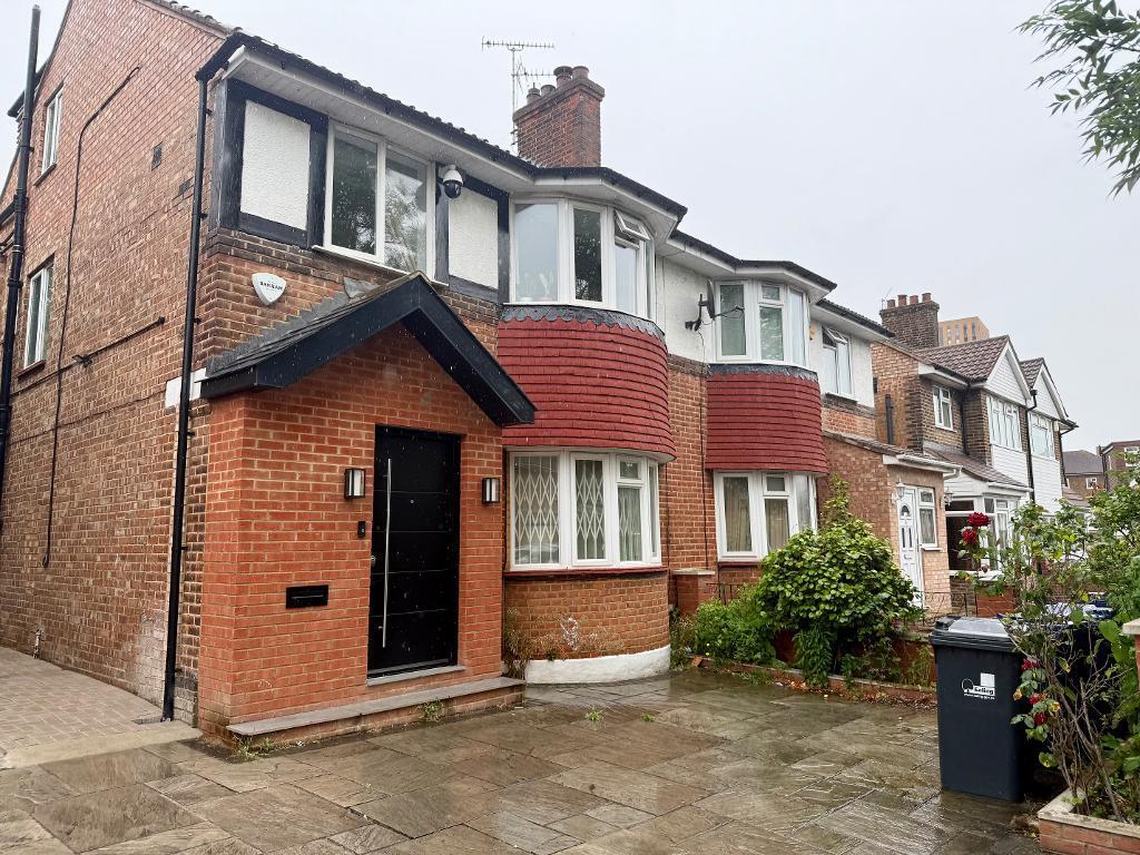 5 bed Semi Detached for rent in Acton. From Savoy Property Consultants - West London 5 bed Semi Detached for rent in Acton. From Savoy Property Consultants - West London