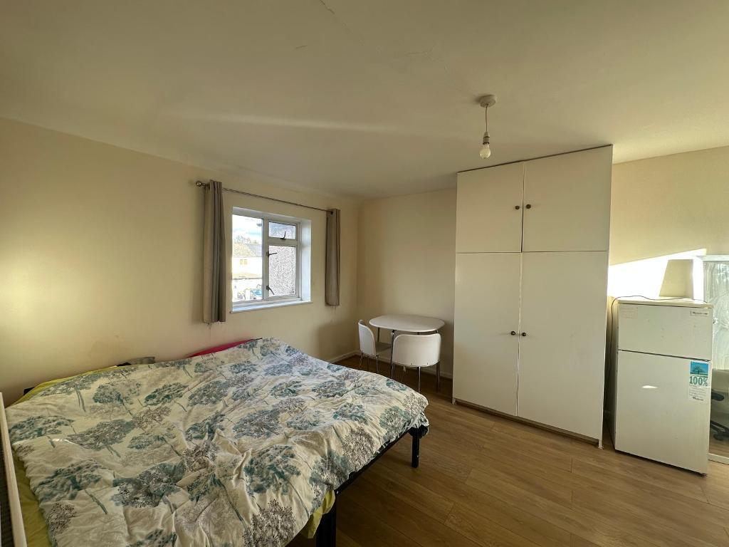 1 bed Detached for rent in Acton. From Savoy Property Consultants - West London