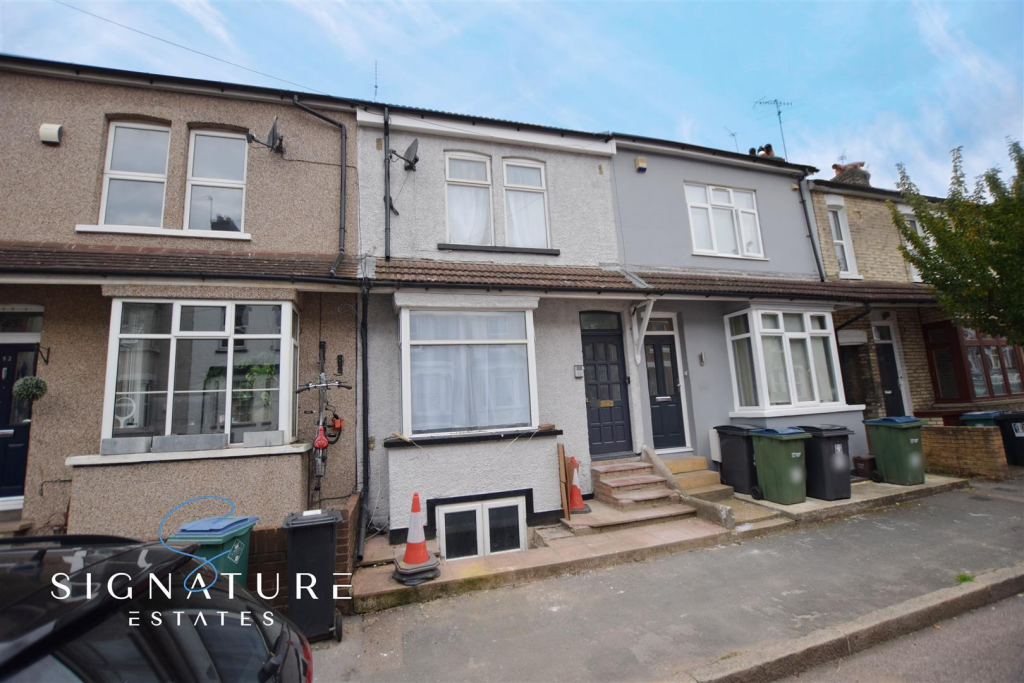 1 bed Mid Terraced House for rent in Watford. From Signature Estates