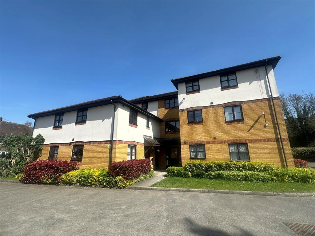 1 bed 1st Floor Flat for rent in Rucklers Lane. From Signature Estates