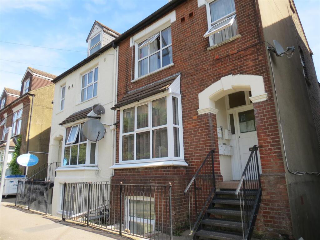 4 bed Detached for rent in Watford. From Signature Estates