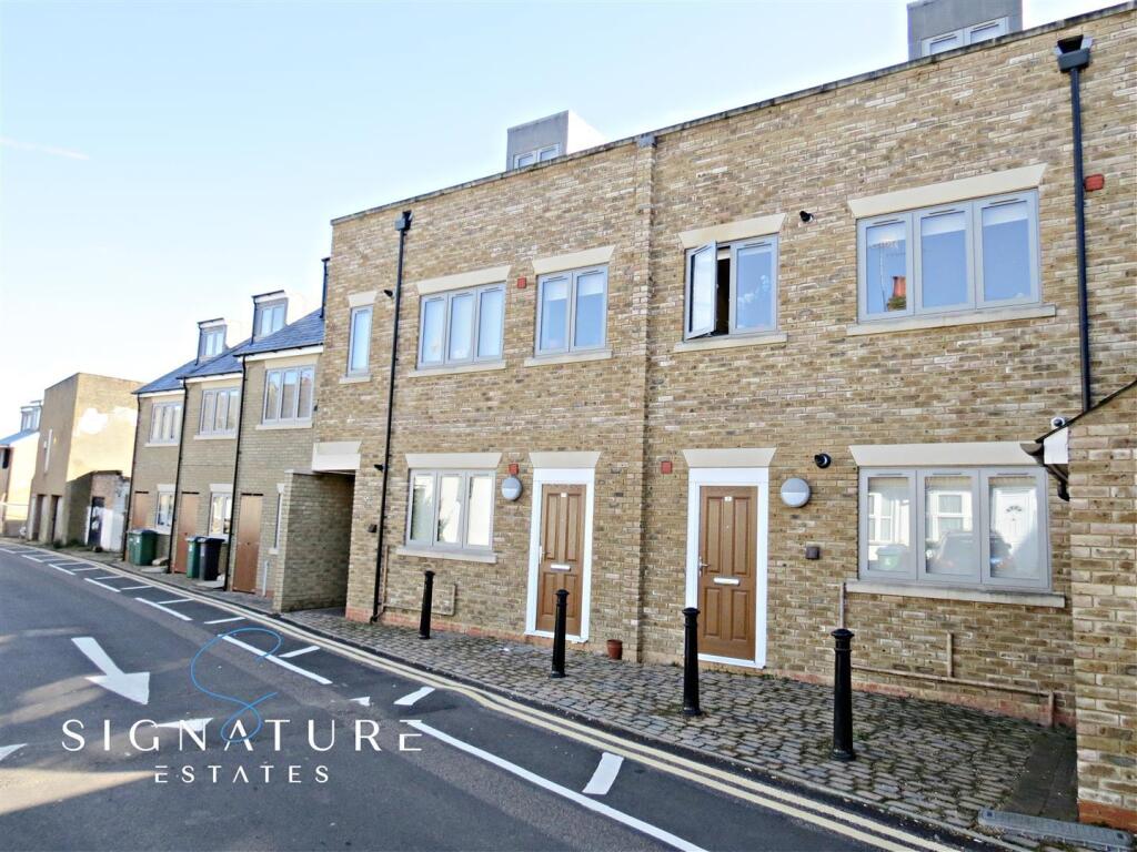 2 bed Penthouse for rent in Watford. From Signature Estates