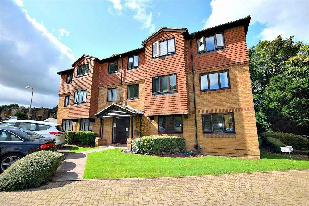 2 bed 1st Floor Flat for rent in Bedmond. From Signature Estates