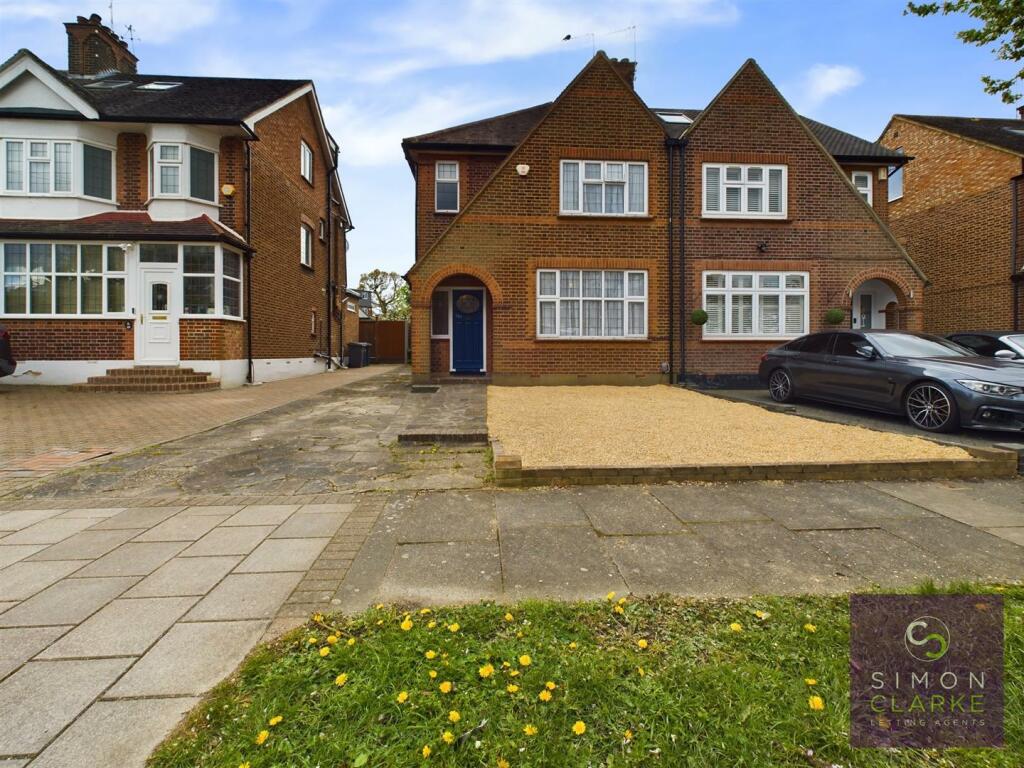 3 bed Detached House for rent in Friern Barnet. From Simon Clarke Letting Agents