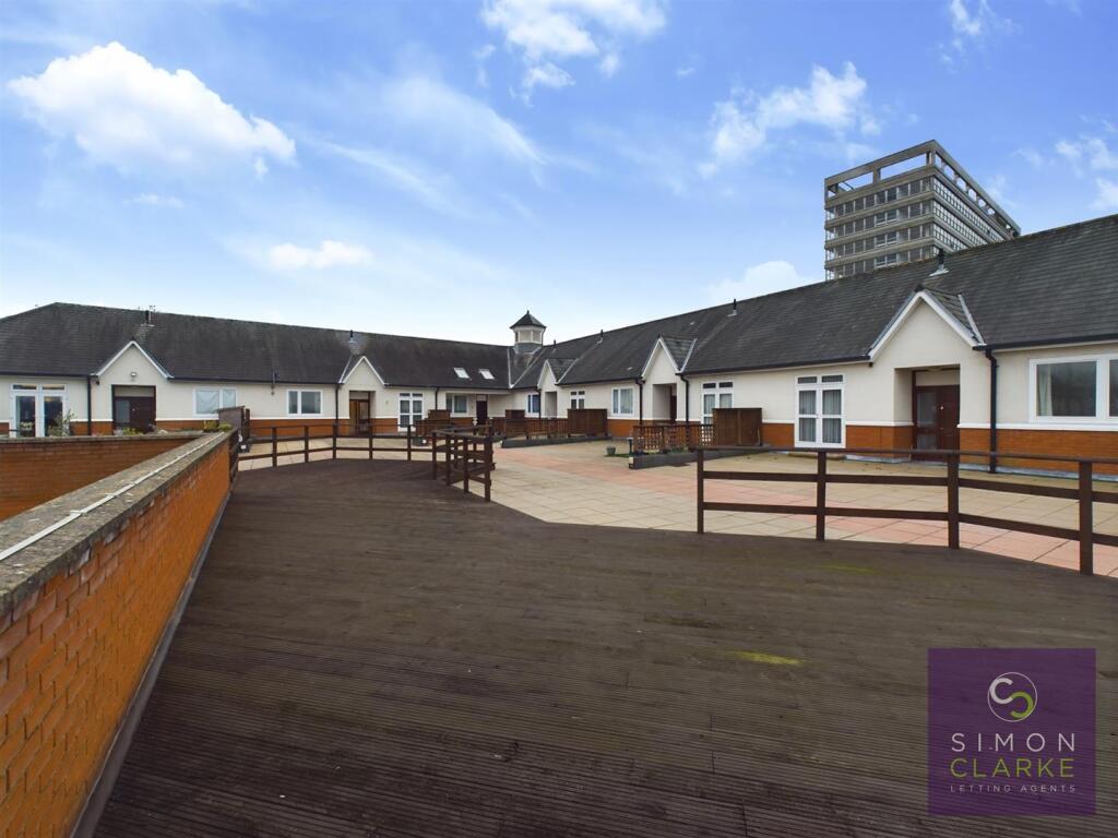 2 bed Penthouse for rent in Barnet. From Simon Clarke Letting Agents