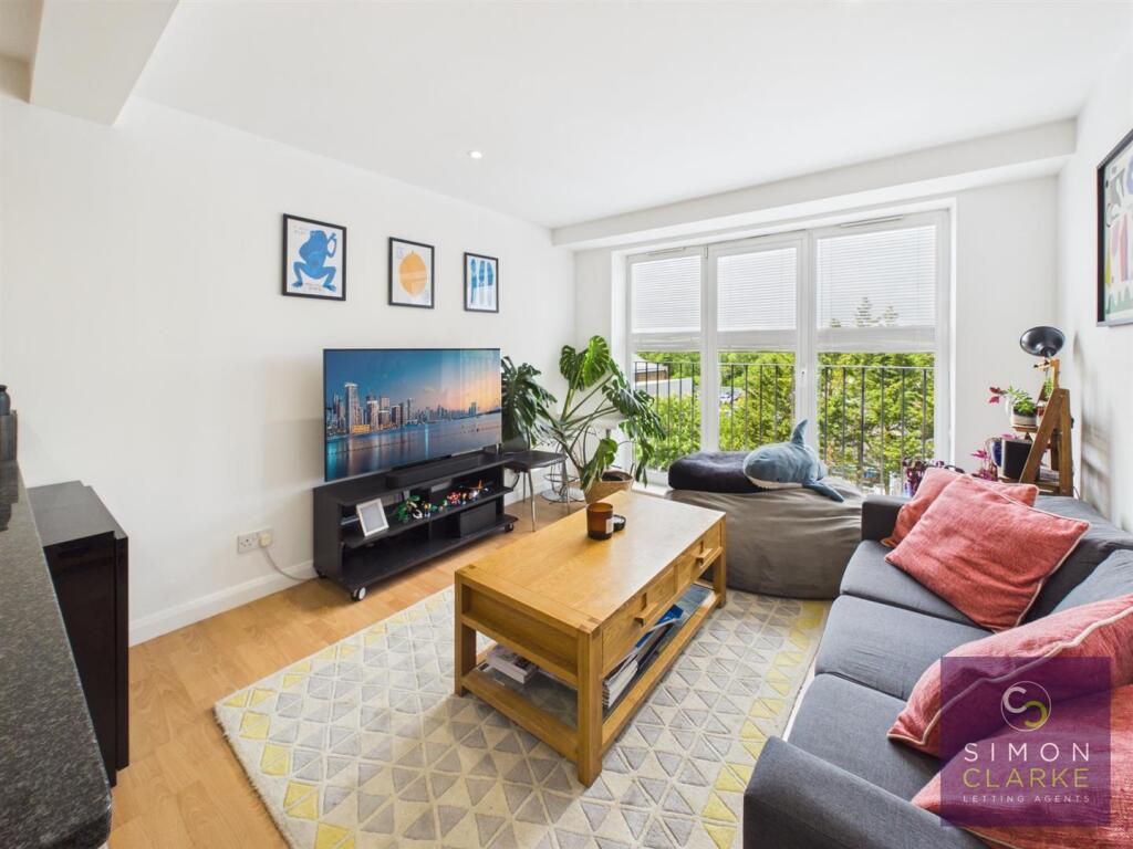 2 bed Detached for rent in Potters Bar. From Simon Clarke Letting Agents