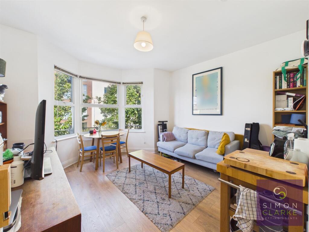2 bed 1st Floor Flat for rent in London. From Simon Clarke Letting Agents