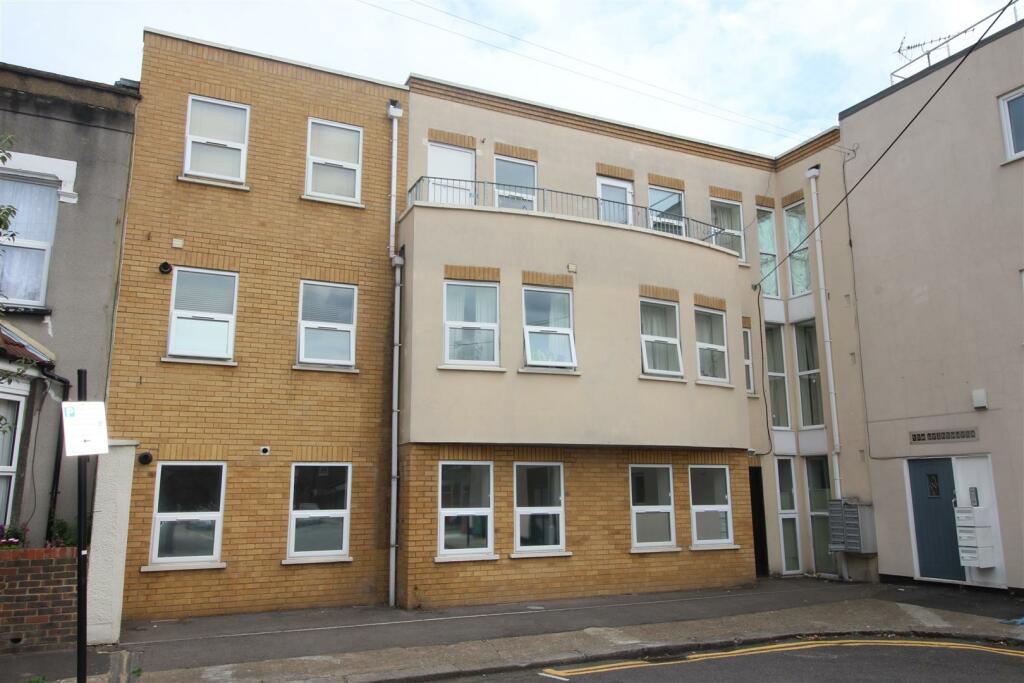 2 bed Apartment for rent in Stratford. From Sincere Property Services