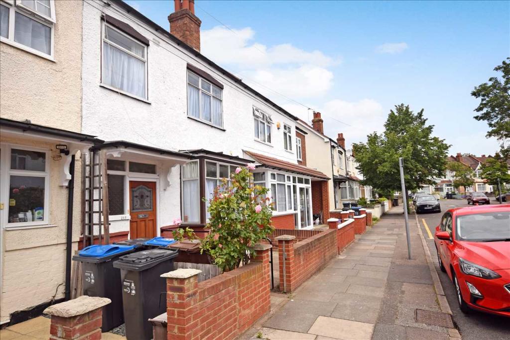 3 bed Mid Terraced House for rent in Streatham. From South West London Property