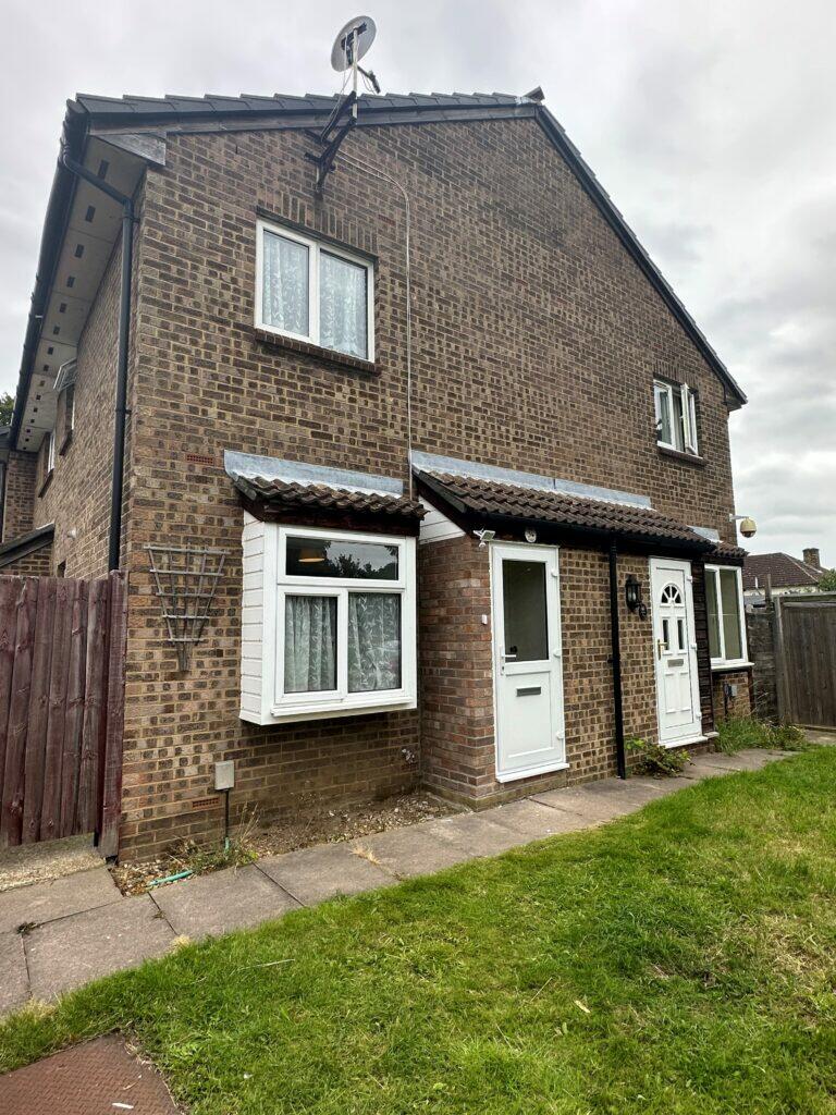 1 bed Semi-Detached House for rent in Ilford. From Spencer Curtis