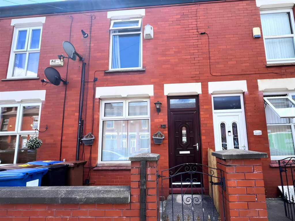 2 bed Mid Terraced House for rent in Stockport. From Spencer Harvey