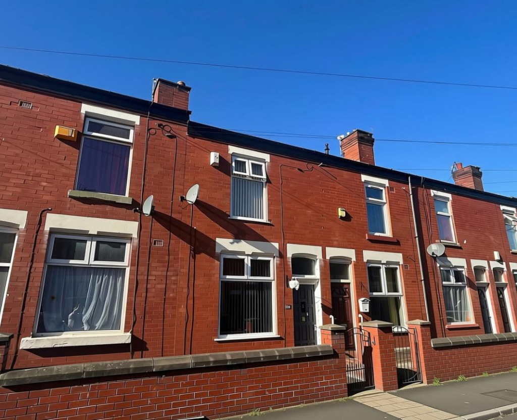 2 bed Mid Terraced House for rent in Stockport. From Spencer Harvey