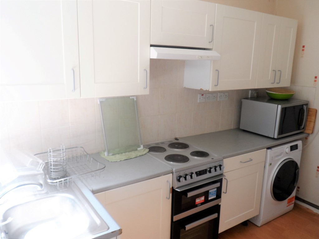 2 bed Mid Terraced House for rent in Mitcham. From Stacie Templeton Estate Agents - London