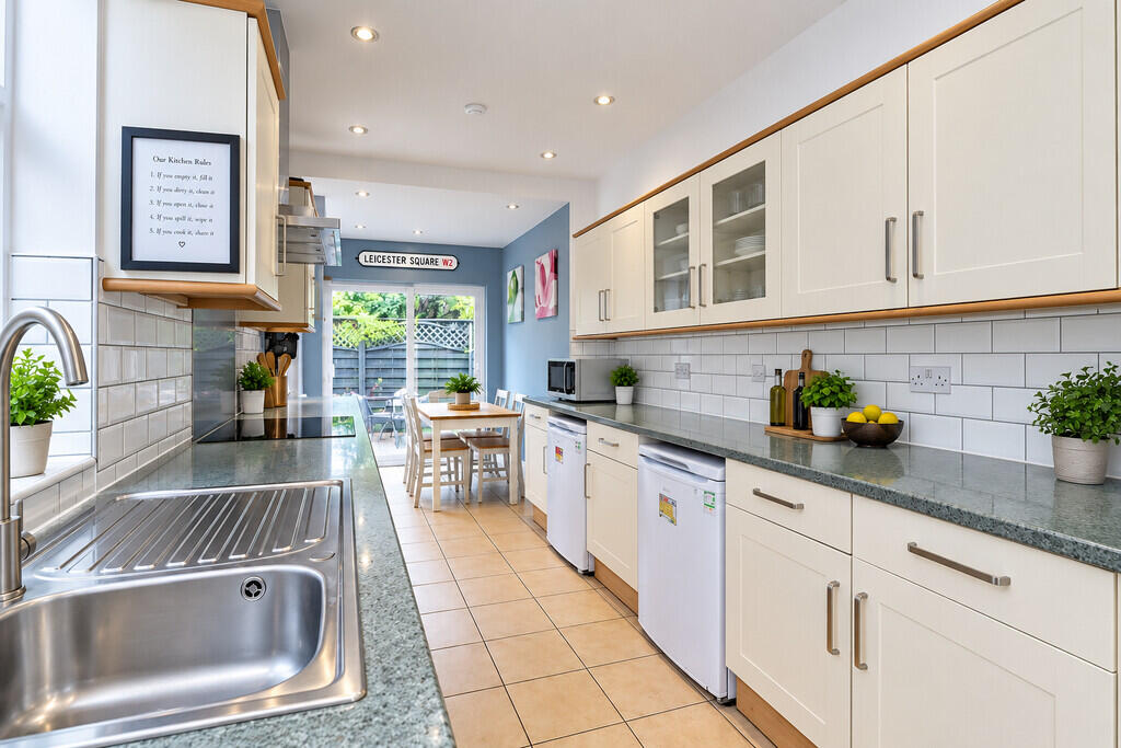4 bed Mid Terraced House for rent in Leicester. From Keywest Estate Agents - Leicester