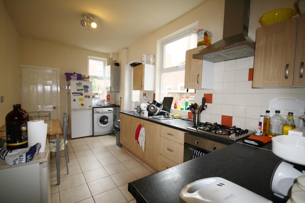 4 bed Mid Terraced House for rent in Leicester. From Keywest Estate Agents - Leicester
