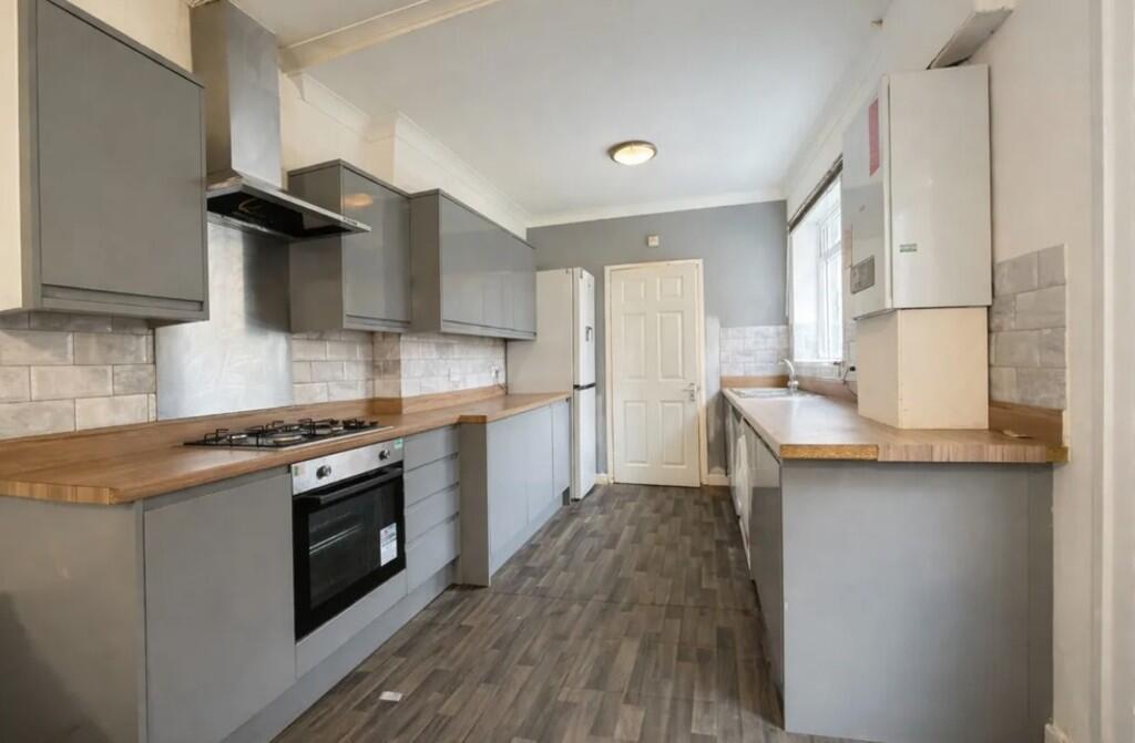 5 bed Mid Terraced House for rent in Leicester. From Keywest Estate Agents - Leicester