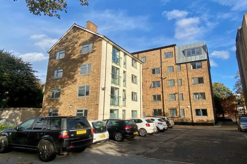 2 bed 1st Floor Flat for rent in Clapham. From Black Katz - London Bridge