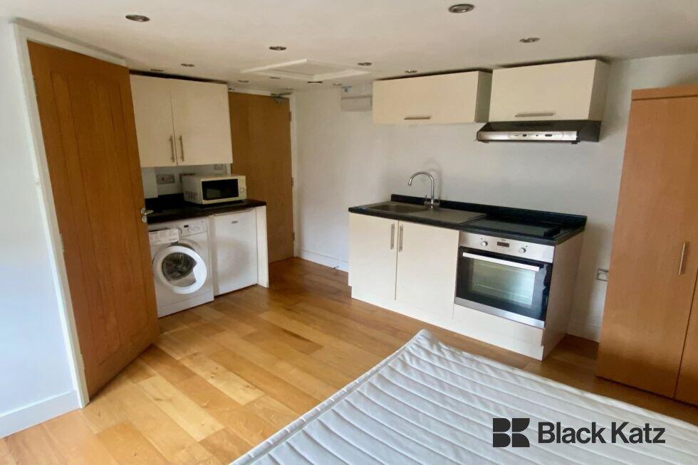 4 bed 1st Floor Flat for rent in Streatham. From Black Katz - London Bridge 4 bed 1st Floor Flat for rent in Streatham. From Black Katz - London Bridge
