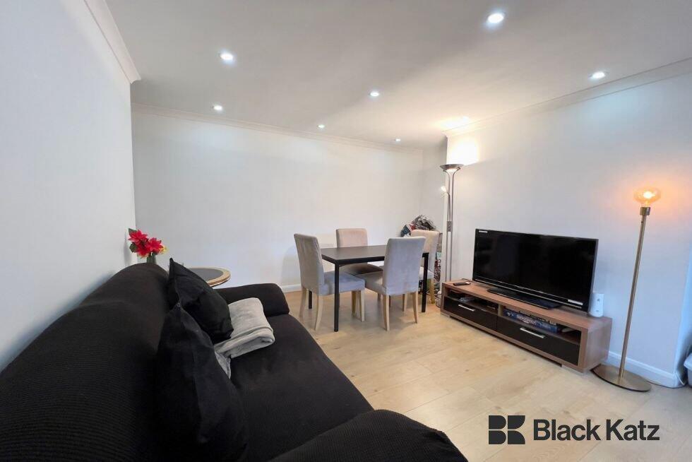 3 bed 1st Floor Flat for rent in Camberwell. From Black Katz - London Bridge 3 bed 1st Floor Flat for rent in Camberwell. From Black Katz - London Bridge