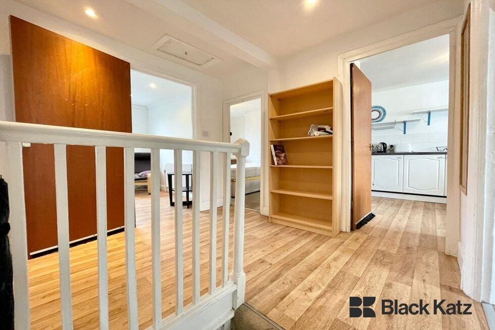 3 bed 1st Floor Flat for rent in Camberwell. From Black Katz - London Bridge