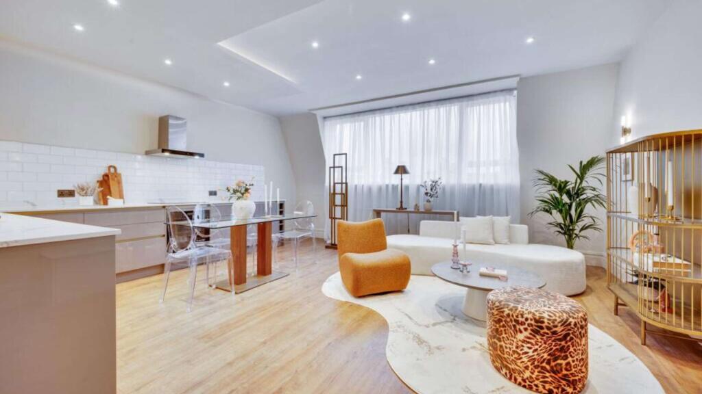 3 bed 1st Floor Flat for rent in Kensington. From Susan Metcalfe Residential