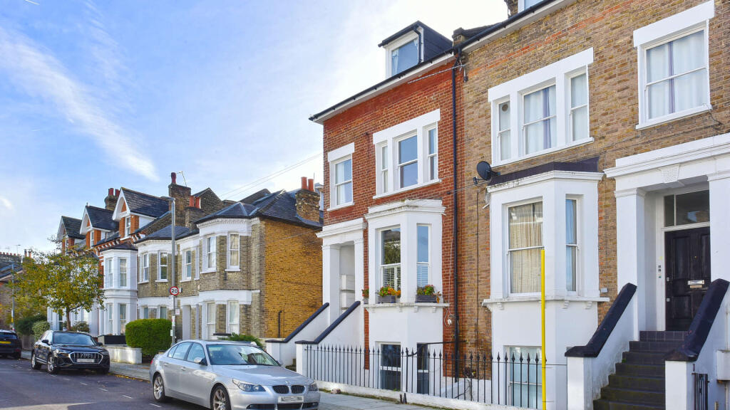 2 bed Duplex for rent in London. From Susan Metcalfe Residential