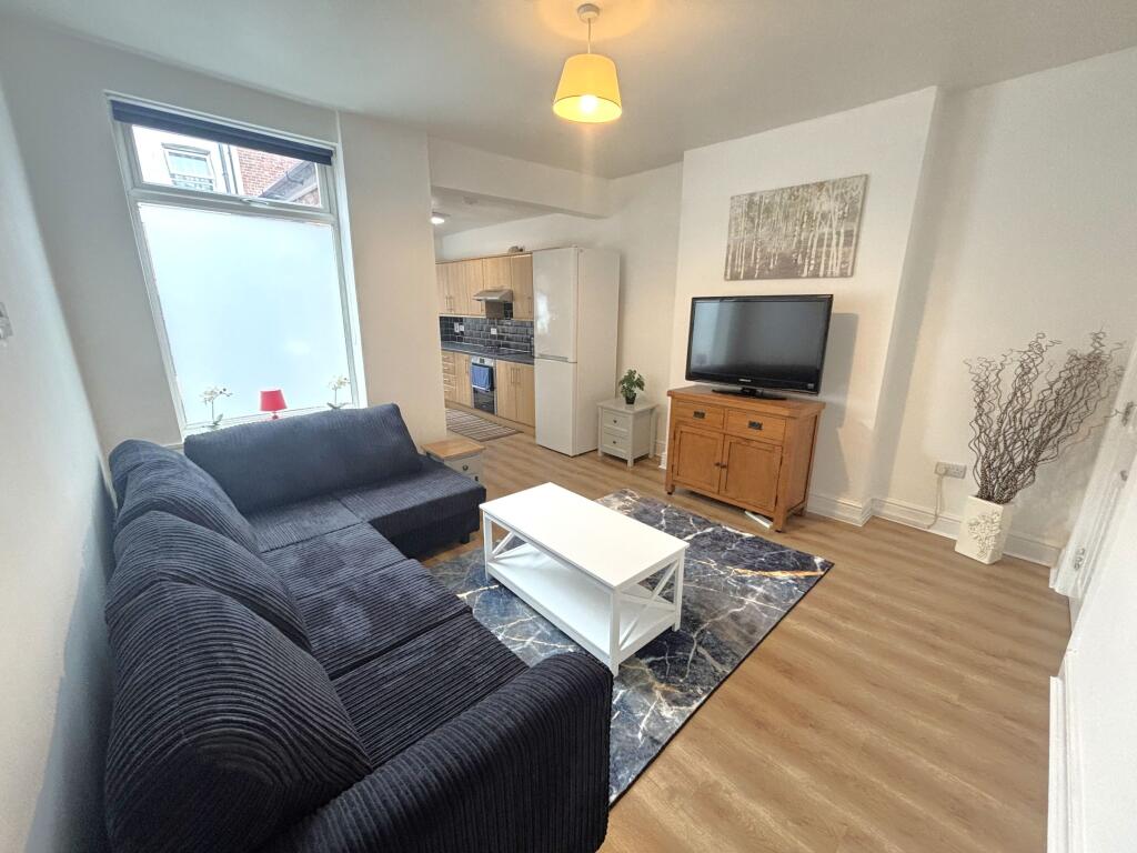 6 bed House Share for rent in Long Line. From Dove Properties - Sheffield