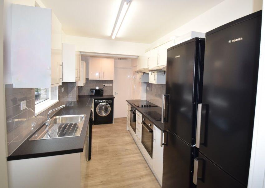 6 bed House Share for rent in Long Line. From Dove Properties - Sheffield