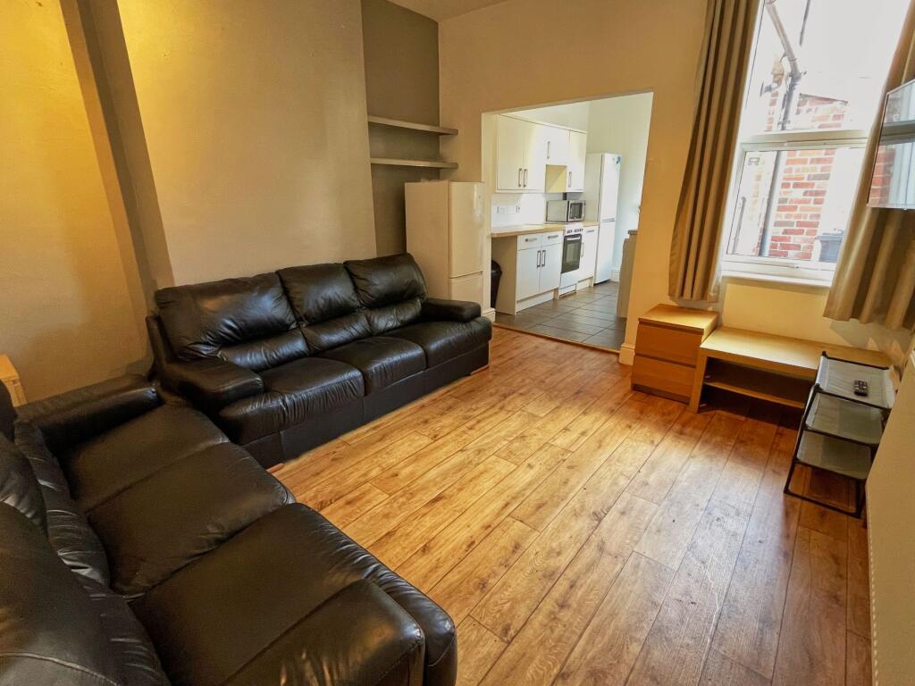 6 bed House Share for rent in Long Line. From Dove Properties - Sheffield