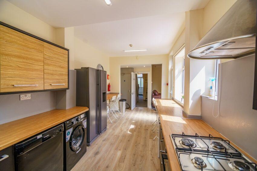 6 bed House Share for rent in Long Line. From Dove Properties - Sheffield