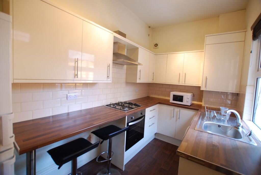 4 bed Mid Terraced House for rent in Long Line. From Dove Properties - Sheffield
