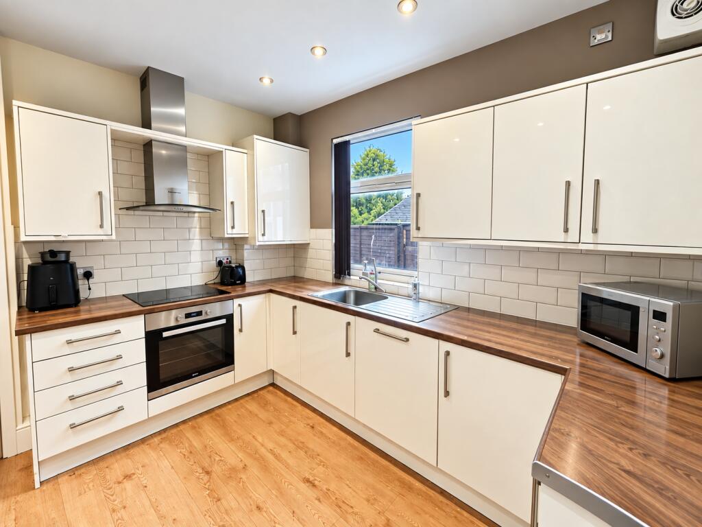 7 bed House Share for rent in Long Line. From Dove Properties - Sheffield