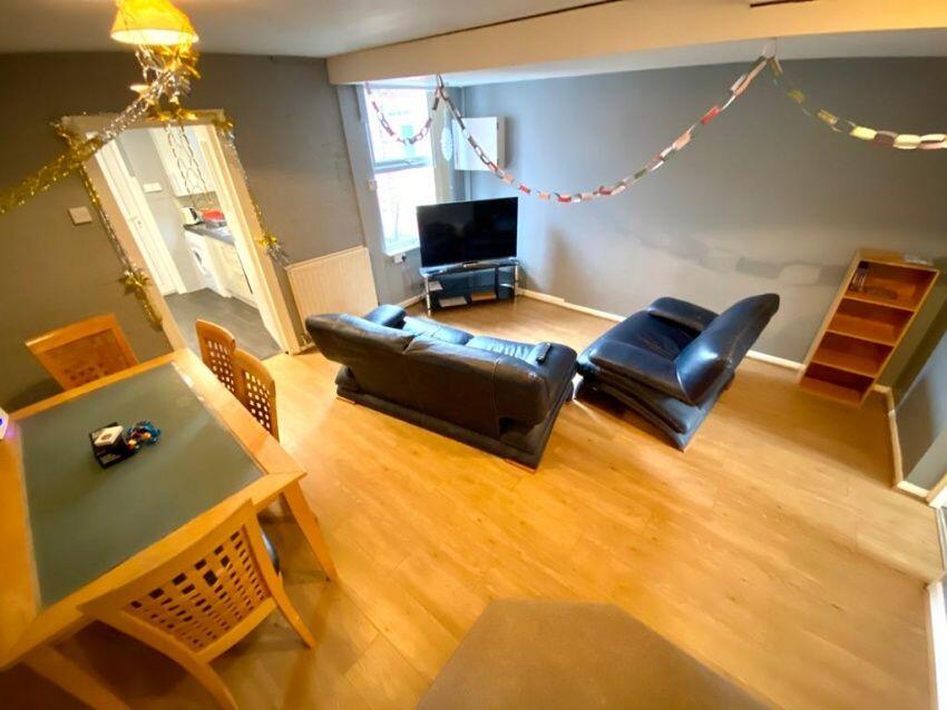 3 bed House Share for rent in Long Line. From Dove Properties - Sheffield