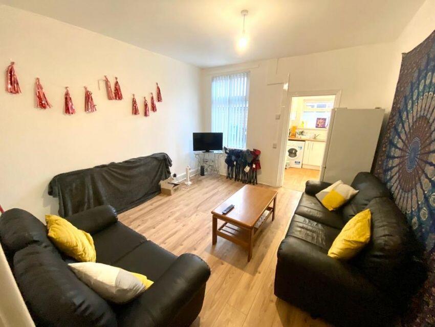 3 bed House Share for rent in Long Line. From Dove Properties - Sheffield
