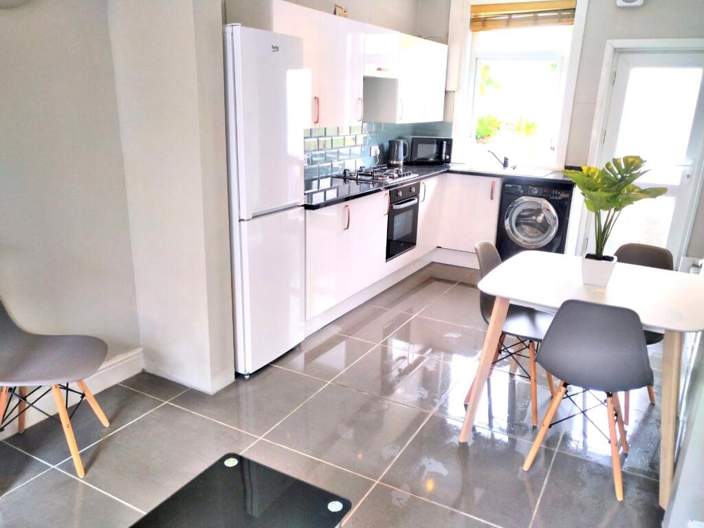 4 bed House Share for rent in Long Line. From Dove Properties - Sheffield