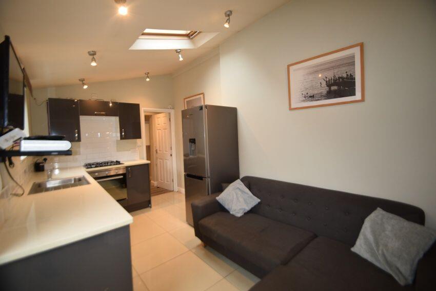 2 bed 1st Floor Flat for rent in Long Line. From Dove Properties - Sheffield