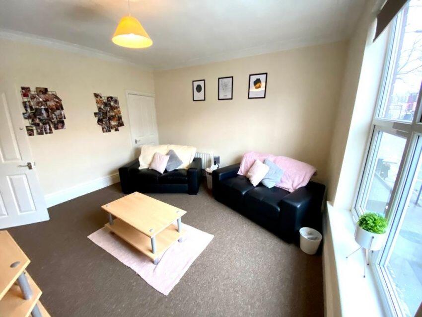2 bed 1st Floor Flat for rent in Long Line. From Dove Properties - Sheffield