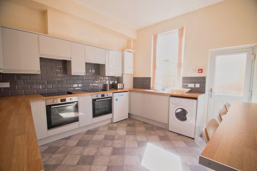 6 bed House Share for rent in Long Line. From Dove Properties - Sheffield