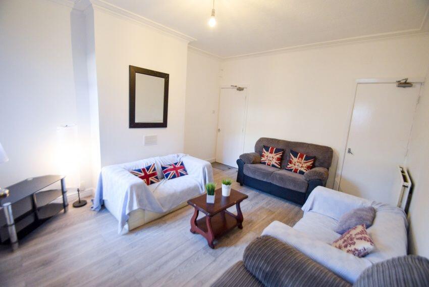 5 bed House Share for rent in Long Line. From Dove Properties - Sheffield
