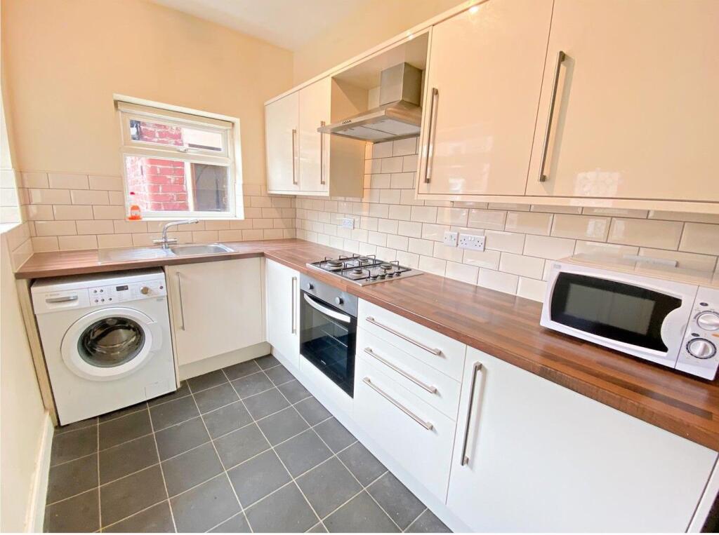 3 bed House Share for rent in Long Line. From Dove Properties - Sheffield
