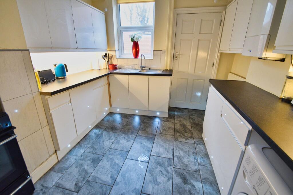 5 bed House Share for rent in Long Line. From Dove Properties - Sheffield