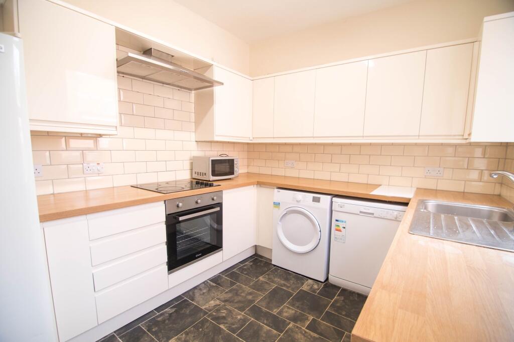 4 bed House Share for rent in Long Line. From Dove Properties - Sheffield